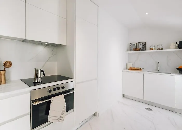 Marley - 1 Bedroom And Parking In Campolide Appartement *